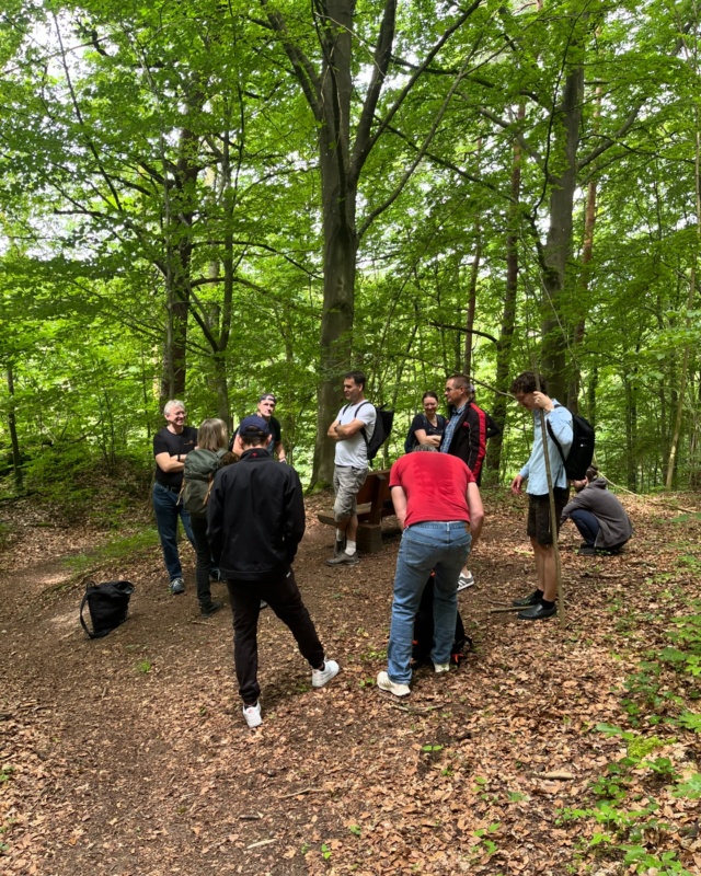 Im Zuge unseres fränkischen Holiworks fand auch der diesjähriger Firmenausflug statt. Von Hohenstein (Hersbrucker Schweiz) aus sind wir gemeinsam nach Kühnhofen gewandert. Nach einer zünftigen Brotzeit hat uns Kräuterpädagogin Anita die Vielfalt unser heimischen Kräuter näher gebracht. Daraus haben wir anschließend Kräuterschnaps und -essig hergestellt. Danach ging´s wieder zurück nach Hohenstein, wo wir den Tag mit selbst gemachter Pizza ausklingen ließen. #proudcommerce #proudtoworkwithyou #teamwork #firmenausflug #betriebsausflug