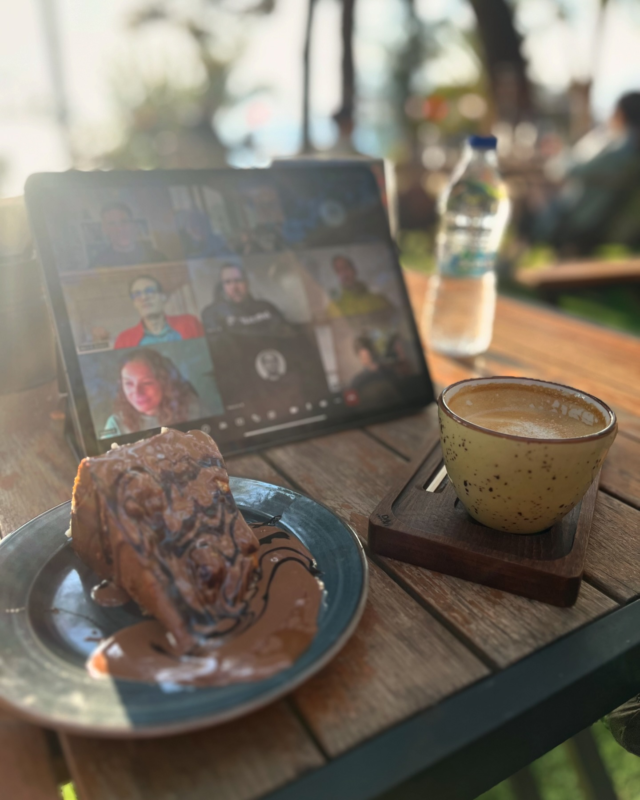 Stefan (SPR) und Tobias haben das gute Wetter in der Türkei für das letzte Holiwork des Jahres genutzt. 🧑‍💻🇹🇷☀️ Dabei stand in erster Linie die strategische Weiterentwicklung von Proud Commerce auf dem Plan - und viel zu viel Baklava. 😆 #proudcommerce #proudtoworkwithyou #holiwork #antalya